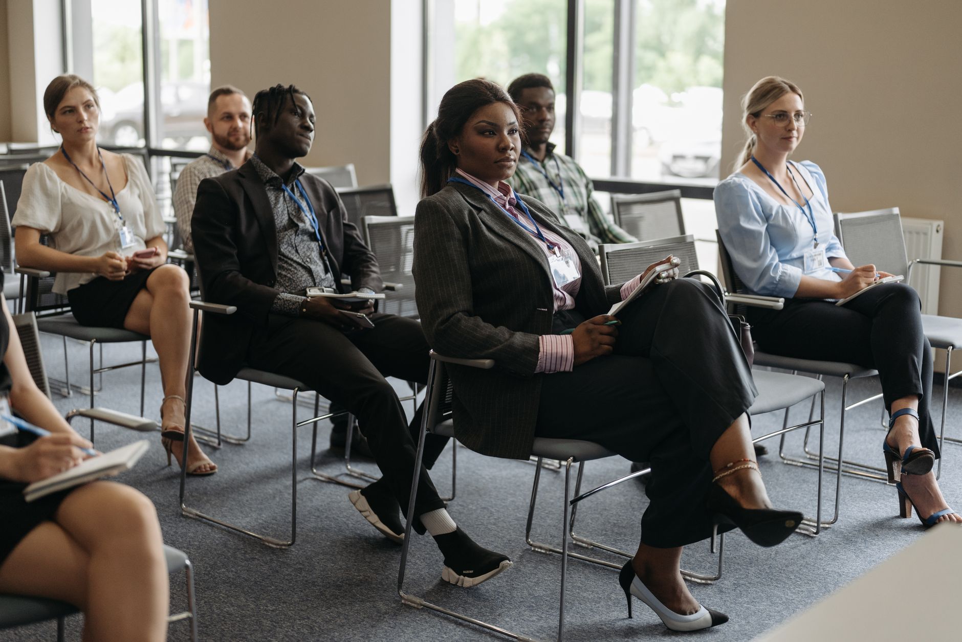 Workshop med sedler på en tavle i et mødelokale